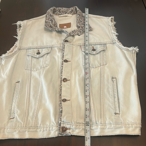 Levi’s Trucker Upcycled Lightwash Denim Vest Red Paisley Bandana Print Unisex - Picture 8 of 17